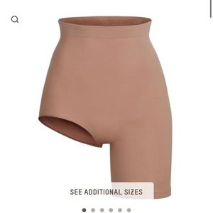 SKIMS The Solution Short #2 New in Box Sienna size S/M